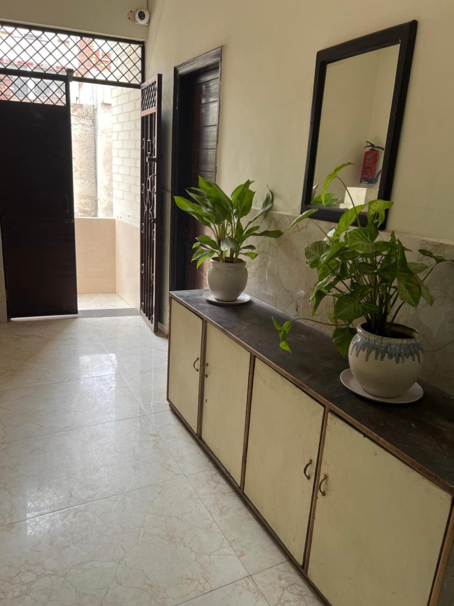 Raja Guest House -- Jalandhar Railway Station -- For Family, Couples, Travellers Exterior foto