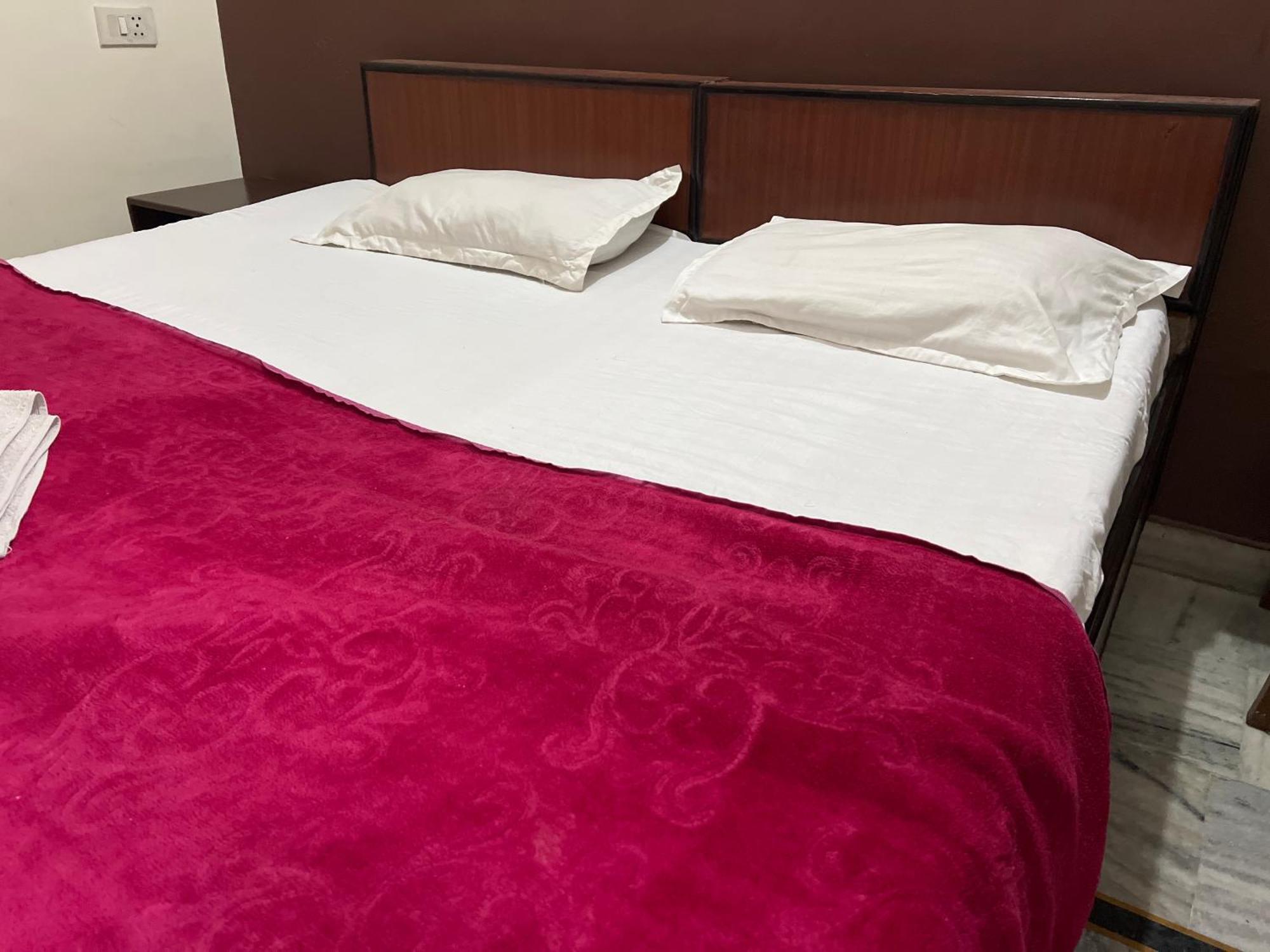 Raja Guest House -- Jalandhar Railway Station -- For Family, Couples, Travellers Exterior foto