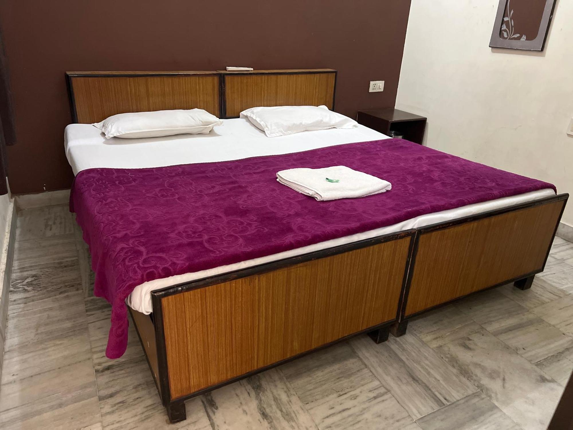 Raja Guest House -- Jalandhar Railway Station -- For Family, Couples, Travellers Exterior foto