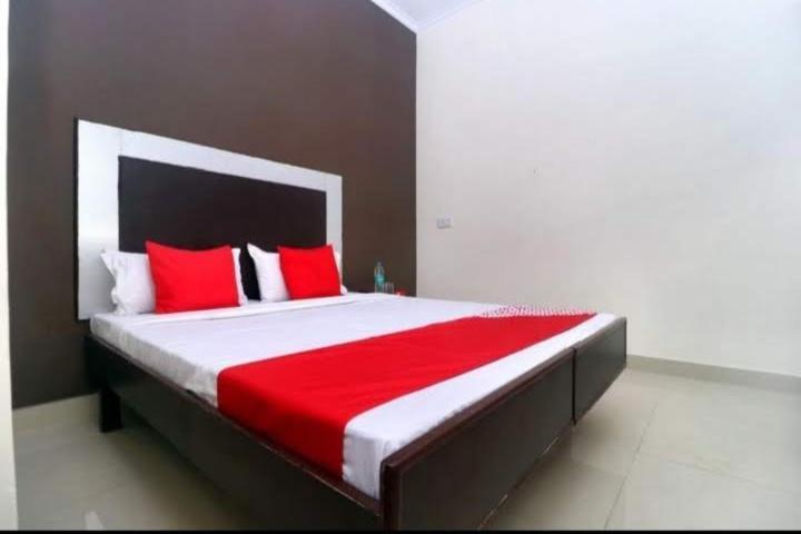 Raja Guest House -- Jalandhar Railway Station -- For Family, Couples, Travellers Exterior foto