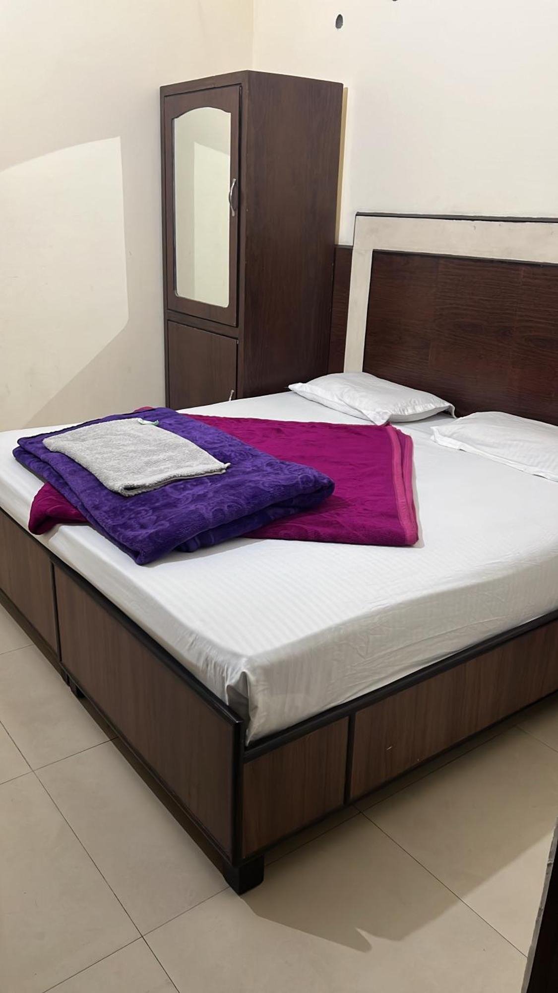 Raja Guest House -- Jalandhar Railway Station -- For Family, Couples, Travellers Exterior foto