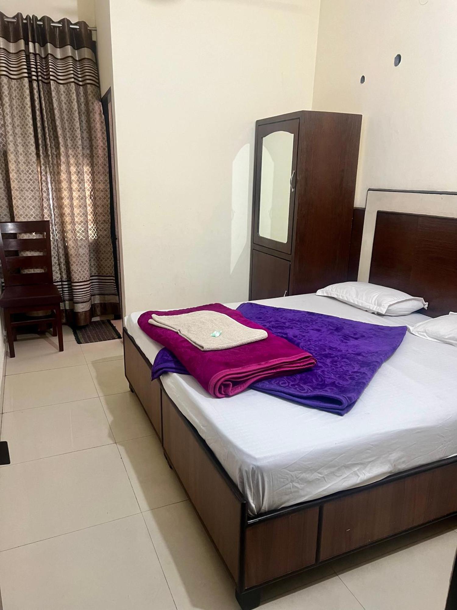 Raja Guest House -- Jalandhar Railway Station -- For Family, Couples, Travellers Exterior foto